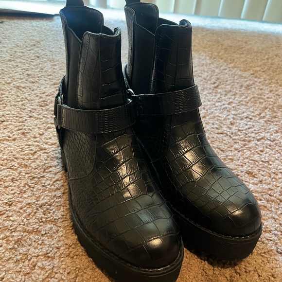 Black Croc-Embossed Women's Chelsea Boots - Picture 3 of 5